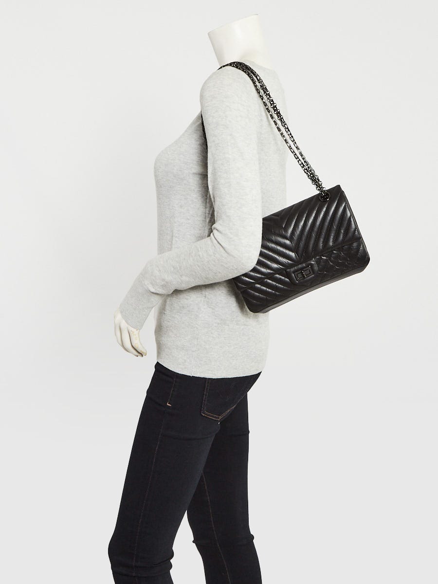 Chanel Black 2.55 Reissue Chevron Quilted Calfskin Leather 225 Bag