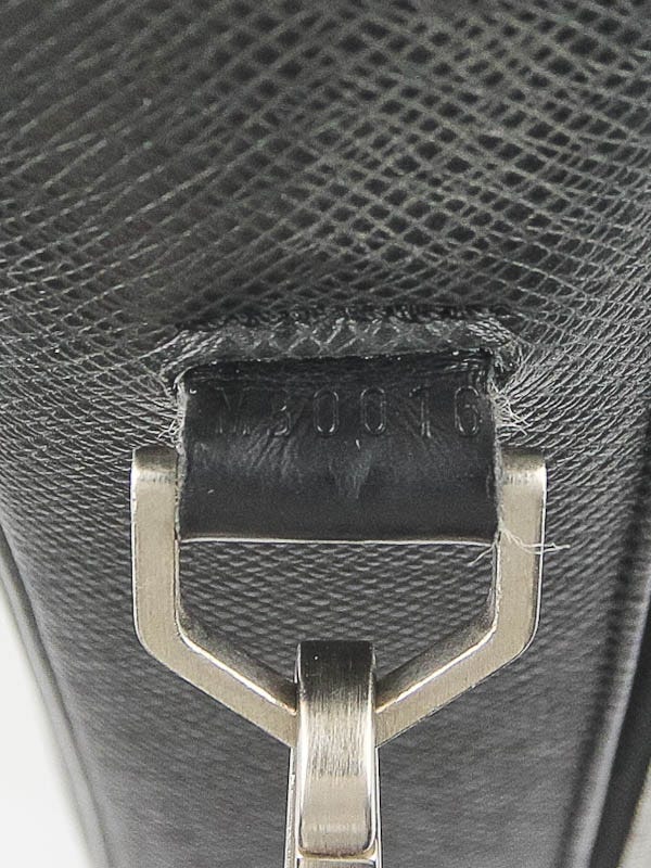 Louis Vuitton 黒レザーケース S-Cape Messenger Monogram Taurillon Leather - Men - Bags