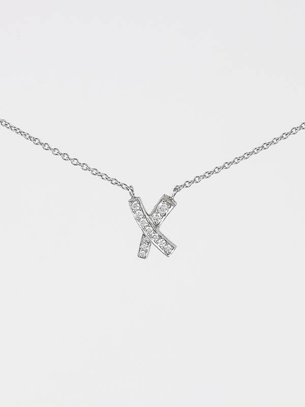 A diamond and 18k white gold pendant necklace, 
