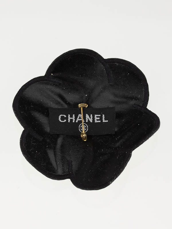Chanel White/Black Rubber Camellia Flower Pin | Yoogi's Closet