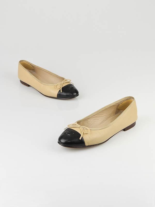 Chanel Beige/Black Leather Cap Toe CC Ballet Flats Size 9/39.5