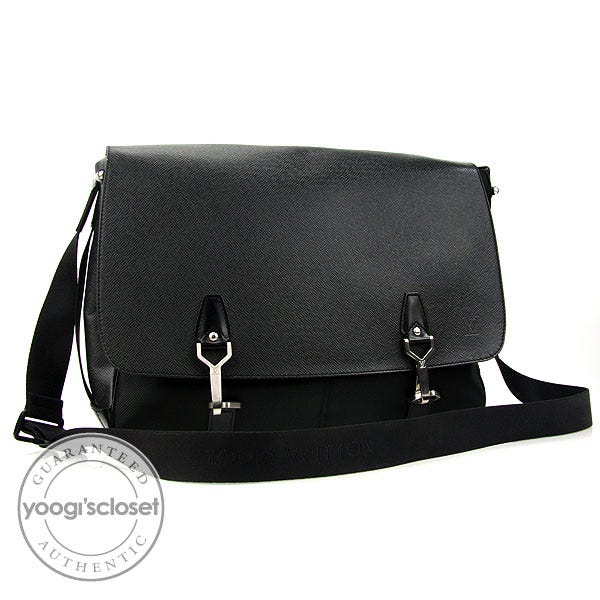 Louis Vuitton Black Taiga Dersou Messenger Bag