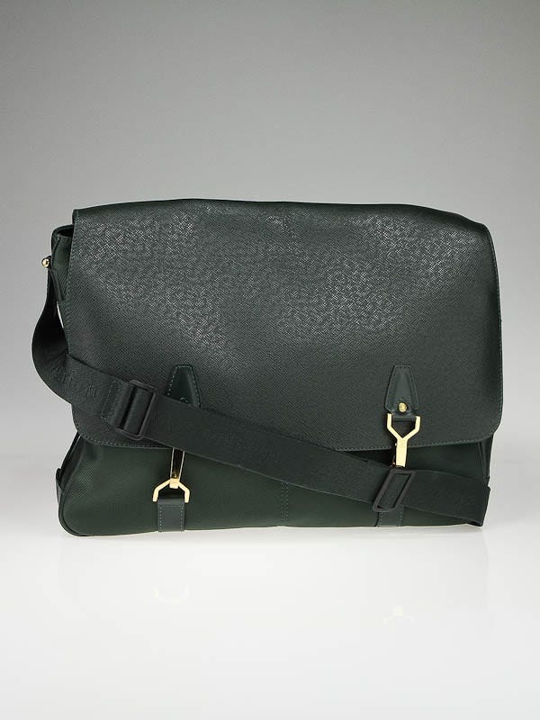 Louis Vuitton Green Taiga Dersou Dark green Leather ref.466520 - Joli Closet
